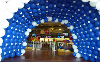 décoration ballons arche bleu et blanche