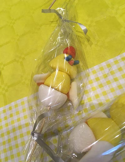brochette de bonbons emballée thème de paques
