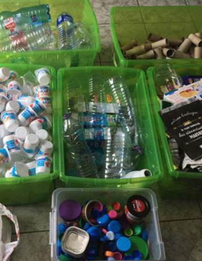 caisse de produits recyclés pour atelier créatif recyclage