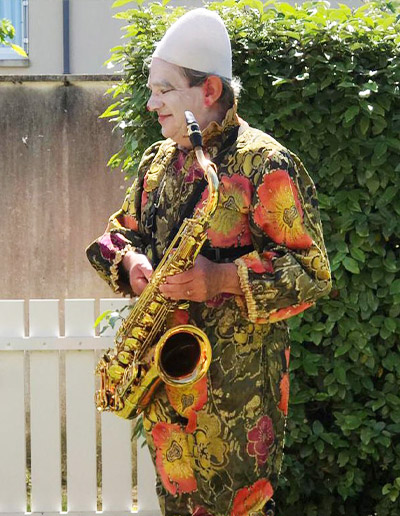 Clown avec un saxophone