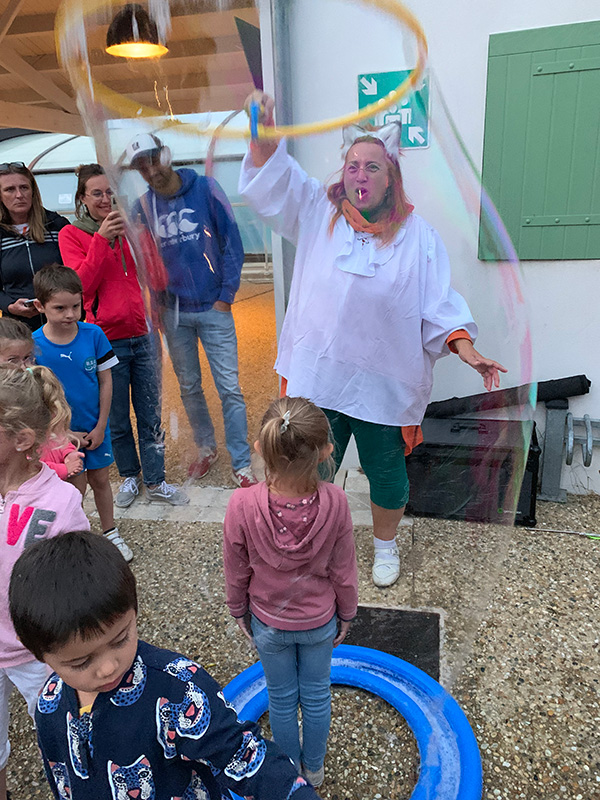 Un « bulleur » costumé vous propose une démonstration de bulles de savon géantes, pour les enfants et les adultes.